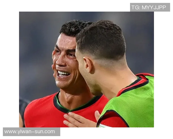 足球明星在失利后深感自责的瞬间展现了他们对比赛的热爱与责任感 足球明星在失利后深感自责的瞬间展现了他们对比赛的热爱与责任感