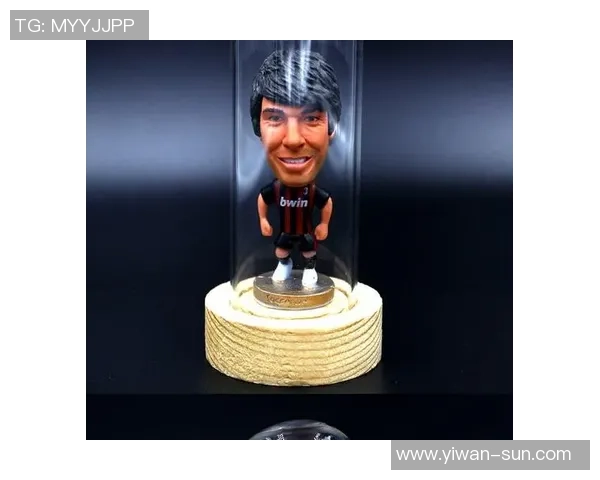 足球明星摆件饰品的精美图片展示与收藏价值解析 足球明星摆件饰品的精美图片展示与收藏价值解析